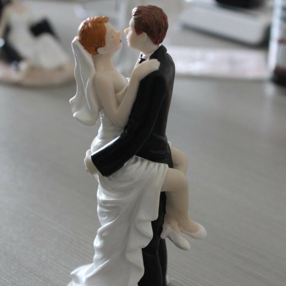 Romantic Kiss Bride Groom True Love Wedding Party Cake Topper Figurine NEW - Picture 1 of 3